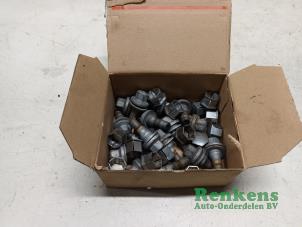 Gebruikte Wielbouten set Peugeot 2008 (CU) 1.2 12V e-THP PureTech 110 Prijs € 20,00 Margeregeling aangeboden door Renkens Auto-Onderdelen B.V.