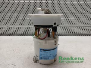 Gebruikte Benzinepomp Ford Fiesta 6 (JA8) 1.25 16V Prijs € 40,00 Margeregeling aangeboden door Renkens Auto-Onderdelen B.V.