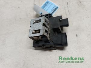 Używane Opornica wentylatora Nissan Micra (K14) 0.9 IG-T 12V Cena € 20,00 Procedura marży oferowane przez Renkens Auto-Onderdelen B.V.