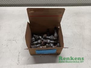 Gebruikte Wielbouten set Volkswagen Transporter T5 2.5 TDi 4Motion Prijs € 30,00 Margeregeling aangeboden door Renkens Auto-Onderdelen B.V.