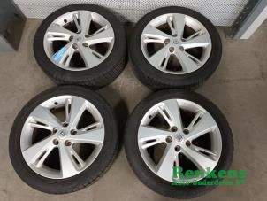 Gebruikte Velgen set + banden Renault Megane III Grandtour (KZ) 1.2 16V TCE 115 Prijs op aanvraag aangeboden door Renkens Auto-Onderdelen B.V.