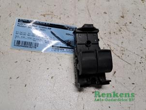 Gebruikte Elektrisch Raam Schakelaar Peugeot 108 1.0 12V VVT-i Prijs € 25,00 Margeregeling aangeboden door Renkens Auto-Onderdelen B.V.