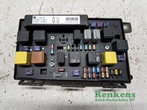 Begagnade Säkringsbox Opel Zafira (M75) 1.9 CDTI Pris € 35,00 Marginaltabell erbjuds av Renkens Auto-Onderdelen B.V.
