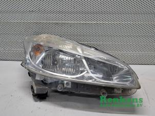 Gebruikte Koplamp rechts Peugeot 208 I (CA/CC/CK/CL) 1.2 Vti 12V PureTech 82 Prijs € 90,00 Margeregeling aangeboden door Renkens Auto-Onderdelen B.V.