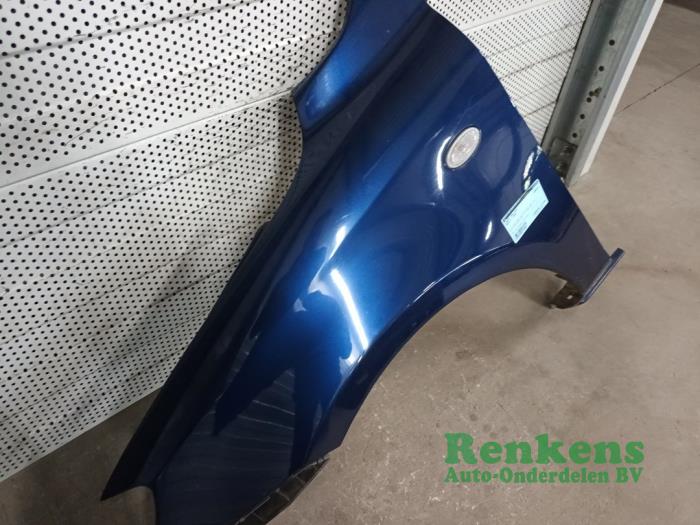 Framskärm, vänster från en Mazda 2 (NB/NC/ND/NE) 1.25 16V 2004