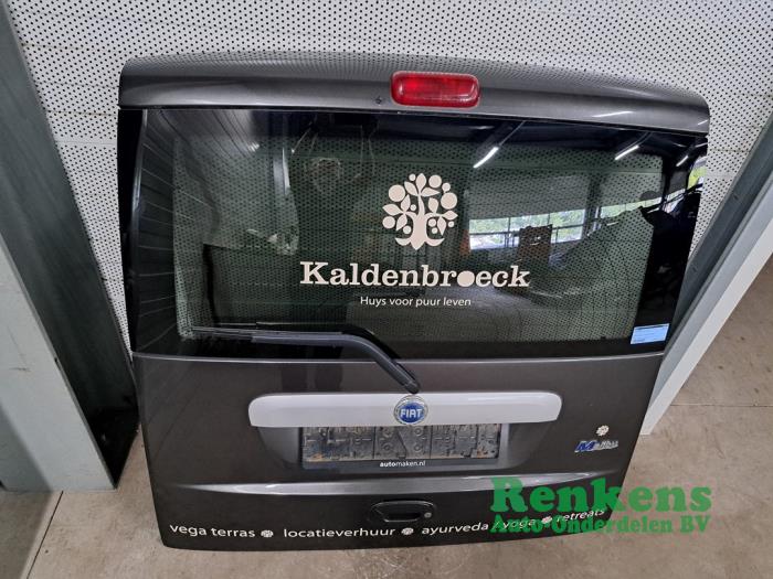 Baklucka från en Fiat Doblo (223A/119) 1.4 2007