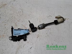 Gebruikte Slotmechaniek Motorkap Ford Focus C-Max 1.8 16V Prijs € 75,00 Margeregeling aangeboden door Renkens Auto-Onderdelen B.V.