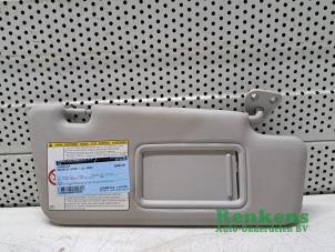 Używane Oslona przeciwsloneczna Daihatsu Cuore (L251/271/276) 1.0 12V DVVT Cena € 20,00 Procedura marży oferowane przez Renkens Auto-Onderdelen B.V.