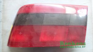 Begagnade Baklykta, vänster Opel Calibra Pris € 20,00 Marginaltabell erbjuds av Renkens Auto-Onderdelen B.V.