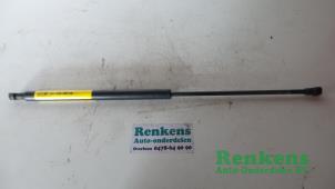 Begagnade Gasfjäder, höger bak Peugeot 206 SW (2E/K) 2.0 HDi Pris € 10,00 Marginaltabell erbjuds av Renkens Auto-Onderdelen B.V.