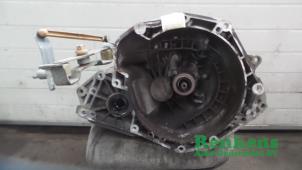 Gebruikte Versnellingsbak Opel Corsa D 1.2 16V Prijs € 150,00 Margeregeling aangeboden door Renkens Auto-Onderdelen B.V.
