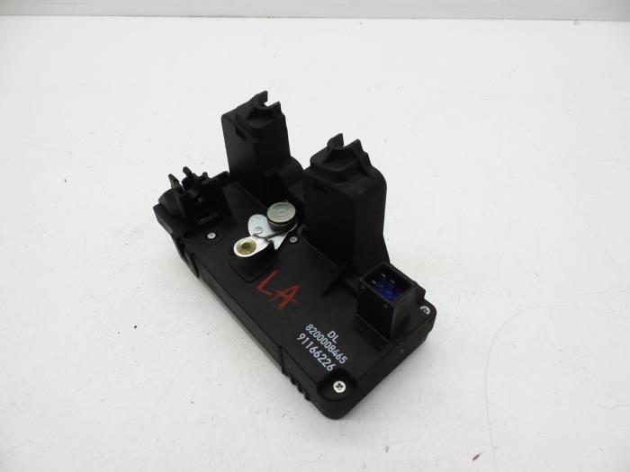 Dörrlåsmekanism, 4-dörrars, vänster bak från en Opel Vivaro 1.9 DI 2003