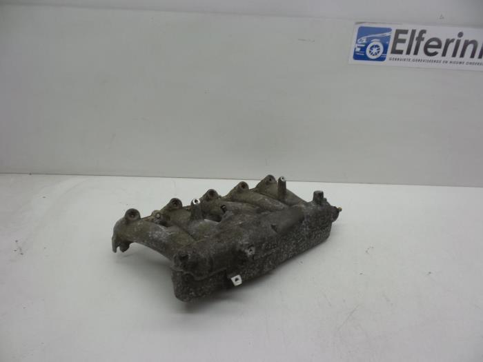 Insugsrör från en Volvo XC90 I 2.5 T 20V 2004