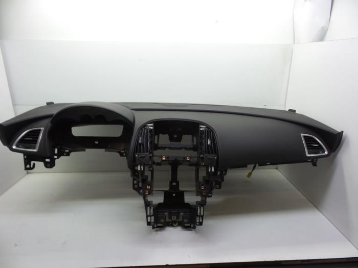 Dashboard van een Opel Astra J Sports Tourer (PD8/PE8/PF8) 1.4 Turbo 16V Bi-Fuel 2011