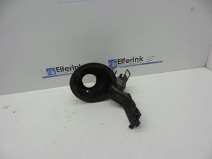 Gebruikte Scharnier tank klep Opel Insignia 2.0 Biturbo CDTI 16V Prijs € 25,00 Margeregeling aangeboden door Auto Demontage Elferink B.V.