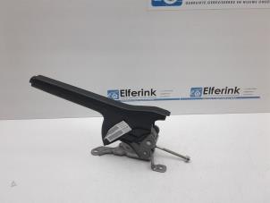 Begagnade Parkeringsbromsspak Opel Corsa F (UB/UH/UP) 1.2 Turbo 12V 100 Pris € 40,00 Marginaltabell erbjuds av Auto Demontage Elferink B.V.