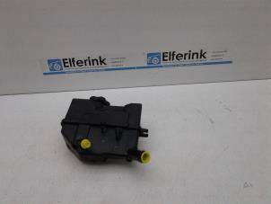 Gebruikte Servo Oliereservoir Opel Insignia 2.8 V6 Turbo 24V 4x4 Ecotec Prijs € 25,00 Margeregeling aangeboden door Auto Demontage Elferink B.V.
