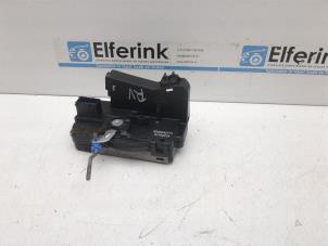 Begagnade Dörrlåsmekanism, 4-dörrars, höger fram Opel Vivaro 2.0 CDTI Pris € 30,00 Marginaltabell erbjuds av Auto Demontage Elferink B.V.