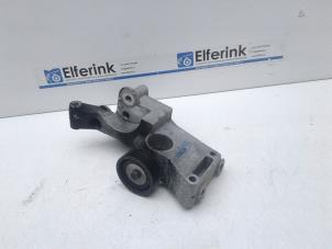 Begagnade Övre fäste, generator Saab 9-5 (YS3E) 2.0t 16V Pris € 50,00 Marginaltabell erbjuds av Auto Demontage Elferink B.V.