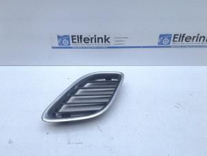 Gebruikte Grille Saab 9-5 (YS3E) 2.2 TiD 16V Prijs € 25,00 Margeregeling aangeboden door Auto Demontage Elferink B.V.