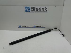 Begagnade Gasfjäder, vänster bak Lynk &amp; Co 01 1.5 PHEV Pris € 150,00 Marginaltabell erbjuds av Auto Demontage Elferink B.V.