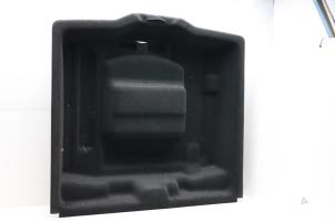 Gebruikte Opbergvak Lynk &amp; Co 01 1.5 Prijs € 50,00 Margeregeling aangeboden door Auto Demontage Elferink B.V.