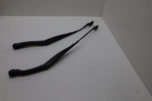 Używane Ramie wycieraczki przedniej Lynk &amp; Co 01 1.5 PHEV Cena € 50,00 Procedura marży oferowane przez Auto Demontage Elferink B.V.