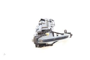 Używane Uchwyt drzwi lewych przednich wersja 4-drzwiowa Volvo V60 II (ZW) 2.0 D3 16V Cena € 100,00 Procedura marży oferowane przez Auto Demontage Elferink B.V.