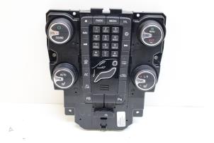 Gebruikte Multi Media Regelunit Volvo V40 (MV) 2.0 D3 16V Prijs € 50,00 Margeregeling aangeboden door Auto Demontage Elferink B.V.