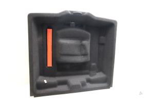 Gebruikte Opbergvak Lynk &amp; Co 01 1.5 PHEV Prijs € 50,00 Margeregeling aangeboden door Auto Demontage Elferink B.V.