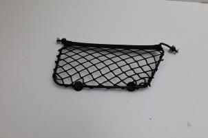 Begagnade Förvaringsfack Lynk &amp; Co 01 1.5 PHEV Pris € 25,00 Marginaltabell erbjuds av Auto Demontage Elferink B.V.