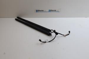 Begagnade Set med gasfjädrar, baklucka Lynk &amp; Co 01 1.5 PHEV Pris € 250,00 Marginaltabell erbjuds av Auto Demontage Elferink B.V.