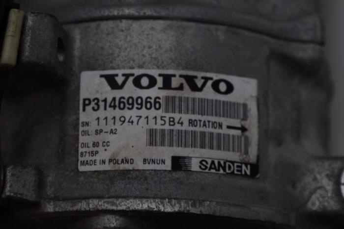 Luftkonditioneringspump från en Volvo V40 (MV) 2.0 D2 16V 2015