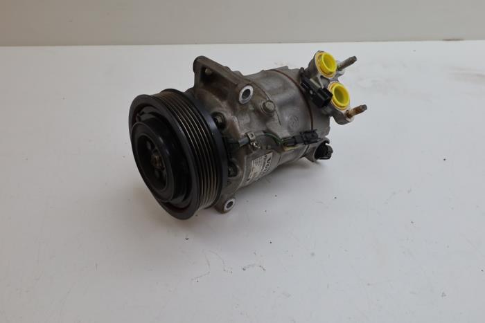 Luftkonditioneringspump från en Volvo V40 (MV) 2.0 D2 16V 2015