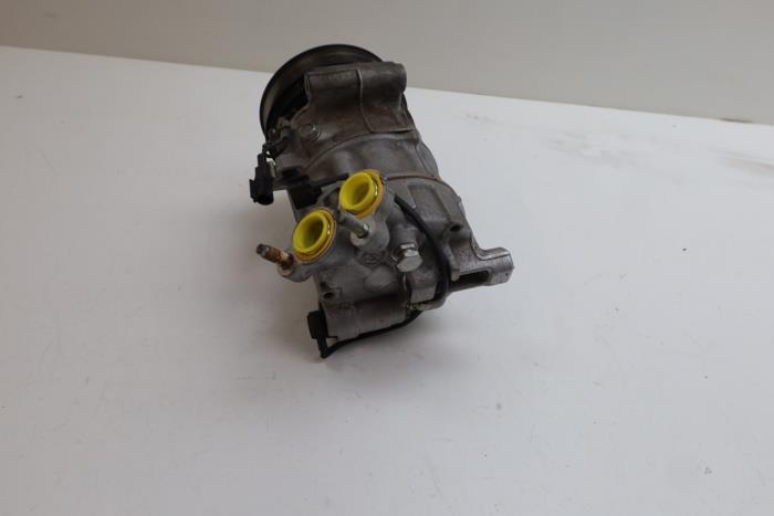 Luftkonditioneringspump från en Volvo V40 (MV) 2.0 D2 16V 2015