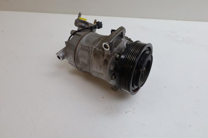 Luftkonditioneringspump från en Volvo V40 (MV) 2.0 D2 16V 2015