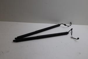 Begagnade Set med gasfjädrar, baklucka Lynk &amp; Co 01 1.5 PHEV Pris € 250,00 Marginaltabell erbjuds av Auto Demontage Elferink B.V.