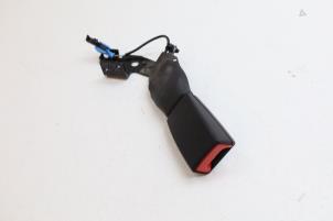 Używane Wtyk pasa bezpieczenstwa srodek tyl Mercedes E (W213) E-220d 2.0 Turbo 16V Cena € 25,00 Procedura marży oferowane przez Auto Demontage Elferink B.V.