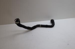 Gebruikte Intercooler Buis Mercedes Citan (415.6) 1.5 109 CDI Prijs € 50,00 Margeregeling aangeboden door Auto Demontage Elferink B.V.