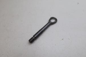 Gebruikte Sleepoog voor Mercedes A Limousine (177.1) 1.3 A-250 e Turbo 16V Prijs € 30,00 Margeregeling aangeboden door Auto Demontage Elferink B.V.