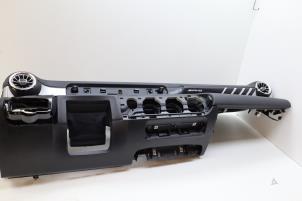 Begagnade Instrumentbräda Mercedes A-Klasse AMG (177.0) 2.0 A-35 AMG Turbo 16V 4Matic Pris € 550,00 Marginaltabell erbjuds av Auto Demontage Elferink B.V.