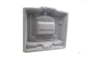 Begagnade Förvaringsfack Lynk &amp; Co 01 1.5 PHEV Pris € 65,00 Marginaltabell erbjuds av Auto Demontage Elferink B.V.