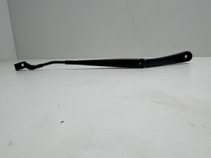 Używane Ramie wycieraczki przedniej Lynk &amp; Co 01 1.5 PHEV Cena € 25,00 Procedura marży oferowane przez Auto Demontage Elferink B.V.