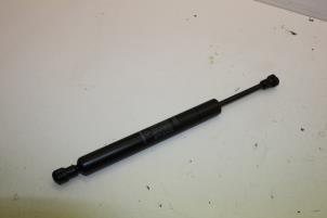 Begagnade Gasfjäder, höger bak Saab 9-3 Sport Estate (YS3F) 2.0t 16V BioPower Pris € 25,00 Marginaltabell erbjuds av Auto Demontage Elferink B.V.