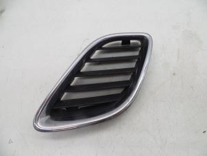 Gebruikte Grille Saab 9-5 (YS3E) 2.2 TiD 16V Prijs € 25,00 Margeregeling aangeboden door Auto Demontage Elferink B.V.