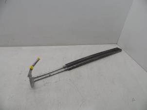 Gebruikte Oliekoeler Saab 9-5 (YS3G) 2.0 TiD 16V Prijs € 50,00 Margeregeling aangeboden door Auto Demontage Elferink B.V.