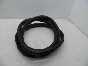 Gebruikte Portierrubber 4Deurs rechts-voor Volvo XC60 I (DZ) 2.4 D5 20V AWD Geartronic Prijs € 50,00 Margeregeling aangeboden door Auto Demontage Elferink B.V.