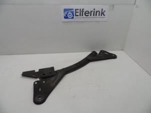 Używane Belka silnika Volvo V40 (MV) 1.6 T2 GTDi 16V Cena € 75,00 Procedura marży oferowane przez Auto Demontage Elferink B.V.