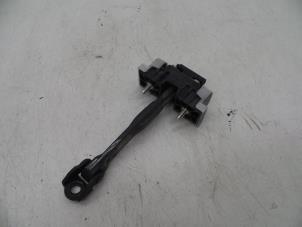 Gebruikte Deurvanger 4Deurs links-achter Opel Insignia Sports Tourer 2.0 CDTI 16V 130 ecoFLEX Prijs € 25,00 Margeregeling aangeboden door Auto Demontage Elferink B.V.