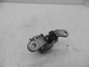 Gebruikte Scharnier deur rechts-achter Opel Insignia Sports Tourer 2.0 CDTI 16V 130 ecoFLEX Prijs € 25,00 Margeregeling aangeboden door Auto Demontage Elferink B.V.